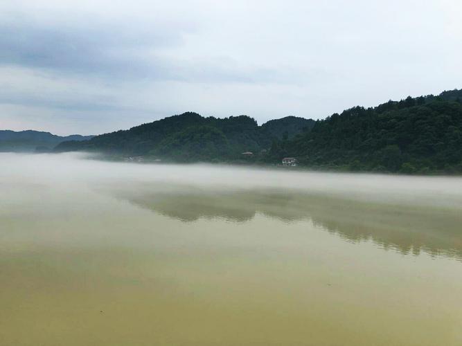 雾锁山头山锁雾天连水尾水连天意思（怎么理解雾锁山头山锁雾天连水尾水连天的意思）