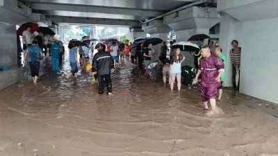 ​深圳历史级暴雨：一边“洪水”，一边“缺水”