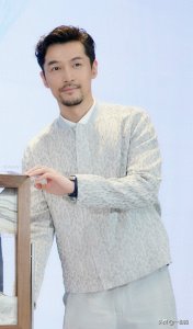 ​当男星留起来胡子：蔡徐坤、千玺稚嫩，胡歌成熟，他竟然最帅！