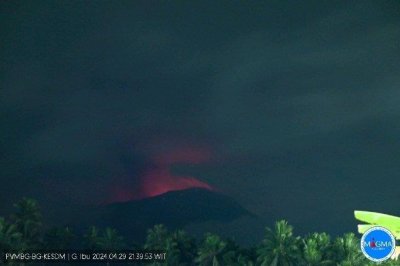 ​印尼伊布火山喷发，火山灰柱高达1000米