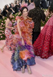 ​邓文迪亮相Met Gala，51岁也太敢穿了，身材保持的是真好。