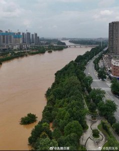 ​岳阳平江县城正在退水，明晨有望退出保证水位