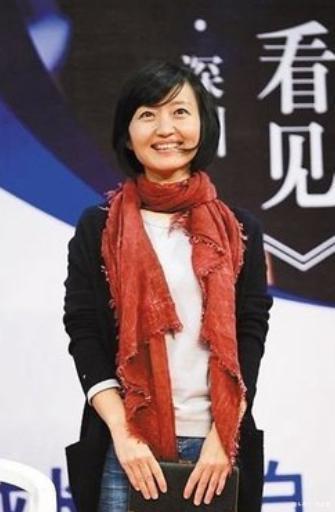 43岁柴静曾是央视主持人，但近况看着心疼，曾为女儿放弃事业