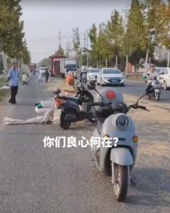 ​湖北云梦一运粮车湿谷散落后遭多人捡拾，有女子怒斥“良心何在”，当地：会帮