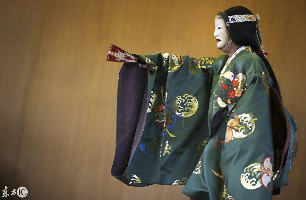 日本神社诡异表演，在神道教面前表演神乐舞