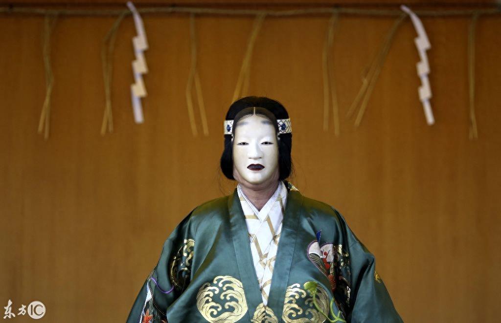 日本神社诡异表演，在神道教面前表演神乐舞