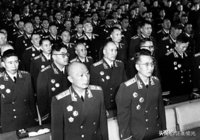 ​1955年，陈先瑞被授予中将，与班里两战士偶遇：你们俩都是上将了