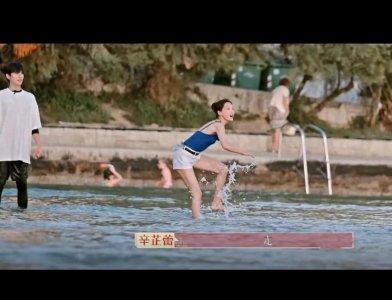 女明星晒出黝黑的脚,网友:和我的脚一个色!看下和你的一样吗?