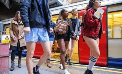 美国一年一度的“地铁无裤子日”。网友:够开放,原谅我欣赏不来