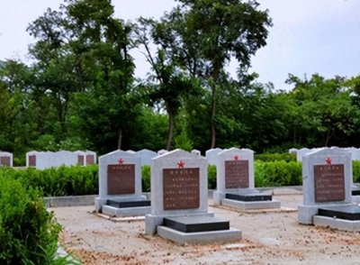 1986年,73岁刘法玉到江西烈士陵园为前夫扫墓,发现了自己的墓碑