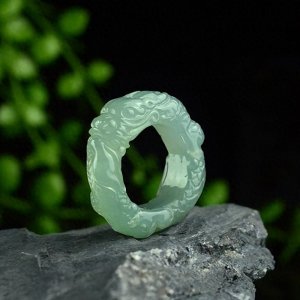 市面上的冰糯种翡翠价格从几千元到几十万元之间有何差异?