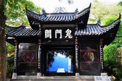 夜探丰都“鬼城”:为何晚上空无一人,白天人满为患?