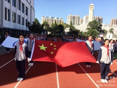 宿城区实小举行庄严的一年级新生入队仪式