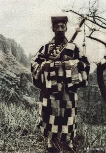 民国道士李圆通照片:乱世下山抗日,图9是李圆通和八路军的合影