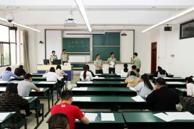 女生适不适合报考军队文职?我认为很适合!看这几点就知道了