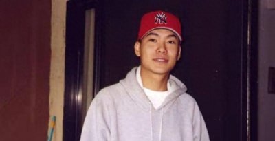 他14岁出国19岁入狱,23岁靠在妈妈怀里离世,一年后作品惊人