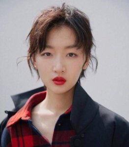 周冬雨“玩真的”,剪了寸头少年感十足,气场超A