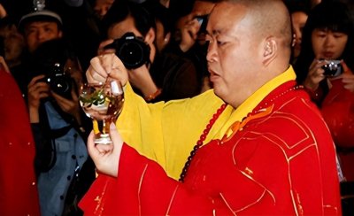 少林“总裁”释永信:豪掷4.5亿买地,出家人为何如此有钱?