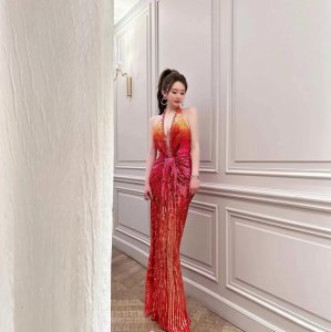 周麟嘉生日派对写真,身穿深V长裙尽显曼妙身材
