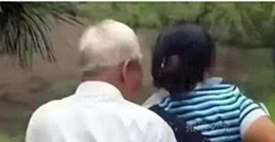 公园里“老头乐”不堪入目,年轻女子对老头进行不雅服务让人反感