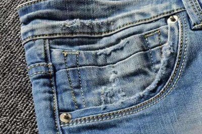 牛仔裤掉色怎么办如何处理(牛仔裤洗完之后容易掉色?3种方法帮你解决!)