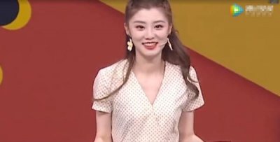 “王牌女郎”费费:漂亮身材好,人气一路飙升,还有多重身份