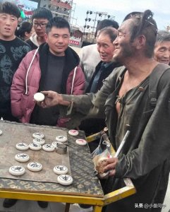 呼喊!他不是乞丐,他是“流浪棋王”邓有邦,官方:成绩难以考证