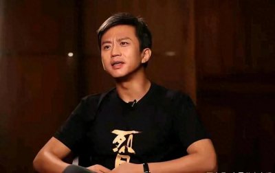 【标题】:邓超导演梦:从巅峰跌落,再寻绝地反击的荆棘之路