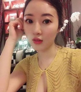 她因刘强东走红,国外住豪宅开名车生活奢华,如今成为万人迷