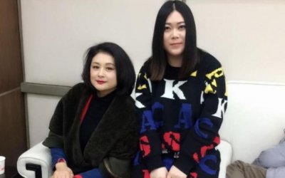 16岁在北京卖唱,20岁爆红,现身价上亿,她出现在韩红捐款名单中