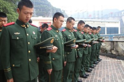 “俊峰,我们来看你了!”武警湖北总队宜昌支队开展清明祭奠英烈活动