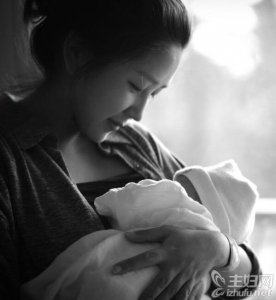 何洁二胎女儿正面照首曝光 何洁怀抱女儿画面温馨