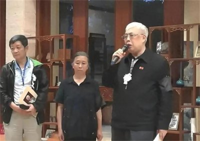 2018年,陈毅之子陈小鲁葬礼上,粟惠宁身着素服满脸悲伤