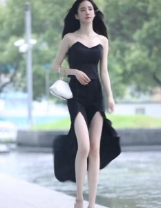 网红潘南奎,高叉“人鱼裙”火了,性感大气,网友:腿长1米2