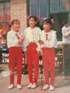 赵丽颖旧照,图二有点婴儿肥,最后一张素颜十分清纯