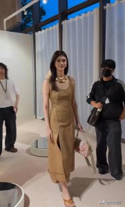 奚梦瑶最新活动照片,身穿卡其色无袖连衣裙,身材依旧很好很美!