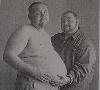 两囗子都是变性人美国“孕父”生子