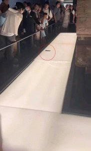 博物院惊险一幕:手机“自由落体”,辛追夫人棺椁下的玻璃很受伤