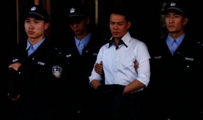 这照片不对劲儿 ! “Laughing 哥”谢天华到底怎么了?