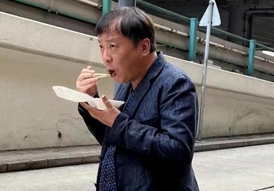 345亿身家却沦落到马路边吃盒饭?你吃的是心酸,人家吃的是情怀