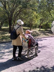 推着老妈去包头乐园逛逛