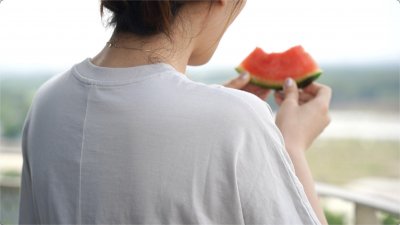 西瓜吃完不浪费做法!蒜蓉炒西瓜皮?你真会过